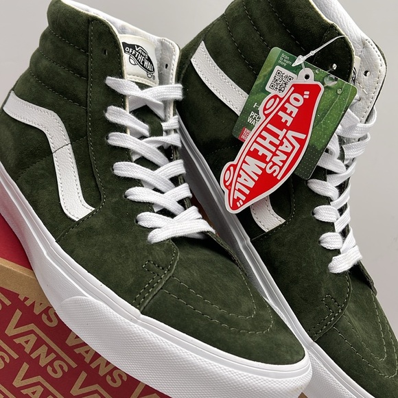 Vans WMNS Sk8-Hi Pig Suede Grape Leaf
VN0A&BVTS0K
SNEAKERS - Picture 7 of 16